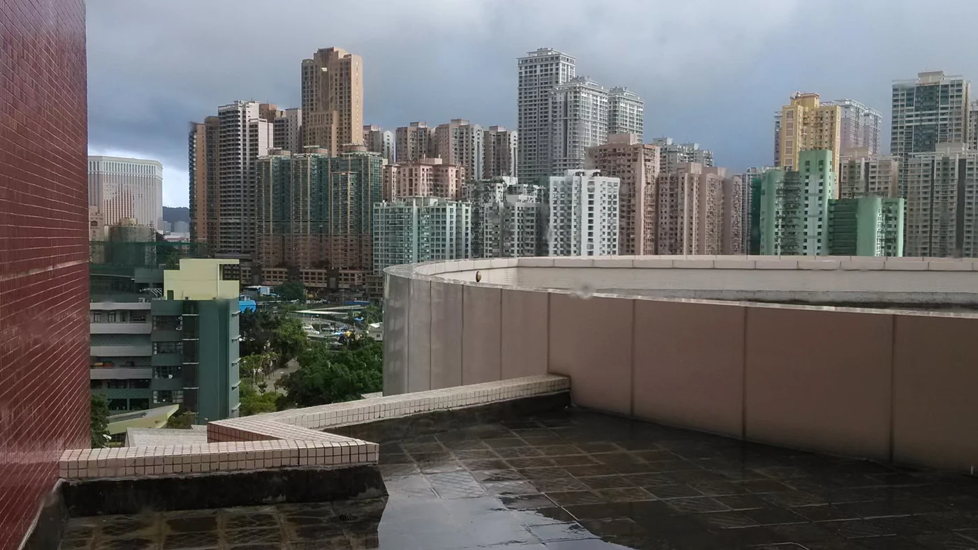 雨后城市天际线：高楼林立，云幕低垂